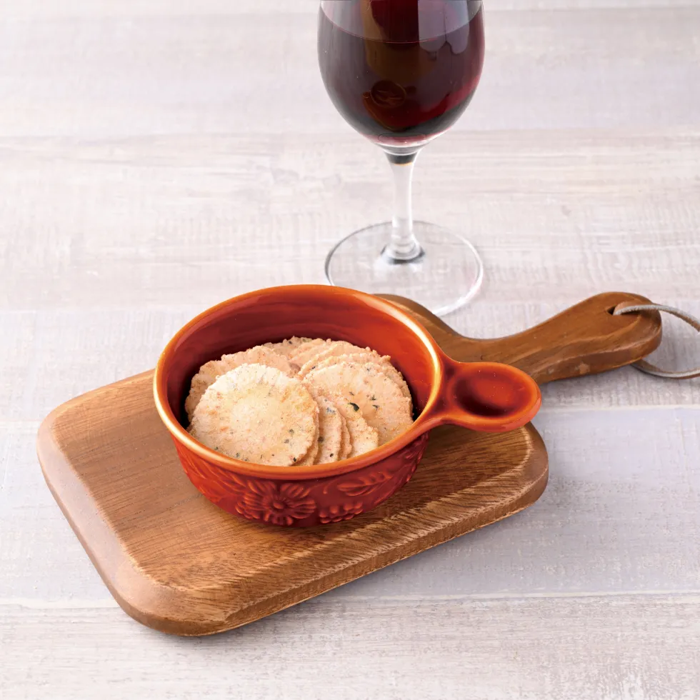 VivaEvi(ヴィヴァエビ)の商品画像。バジル・デ・トマテは、赤ワインとの相性が良いえびが主原料のおせんべい。